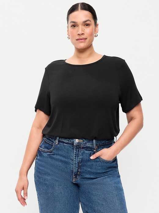 L'image numéro 5 présente T-shirt luxueux ras du cou pour Femme