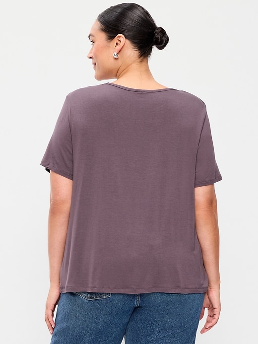 L'image numéro 5 présente T-shirt luxueux ras du cou pour Femme