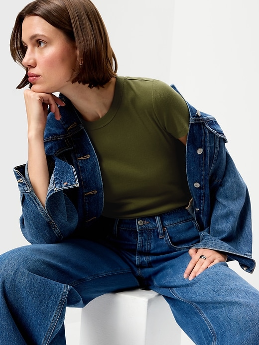 L'image numéro 3 présente T-shirt court moulant