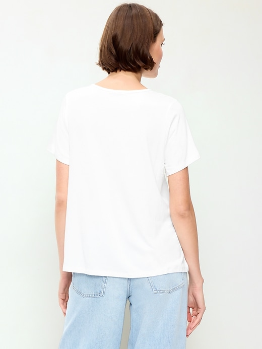 L'image numéro 2 présente T-shirt luxueux ras du cou pour Femme