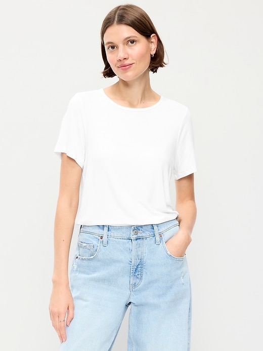 L'image numéro 1 présente T-shirt luxueux ras du cou pour Femme