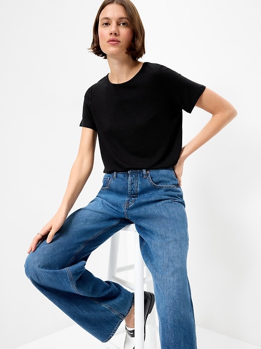 L'image numéro 3 présente T-shirt luxueux ras du cou pour Femme