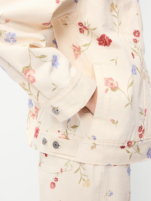 L'image numéro 6 présente Veste de camionneur surdimensionnée en denim à motif floral