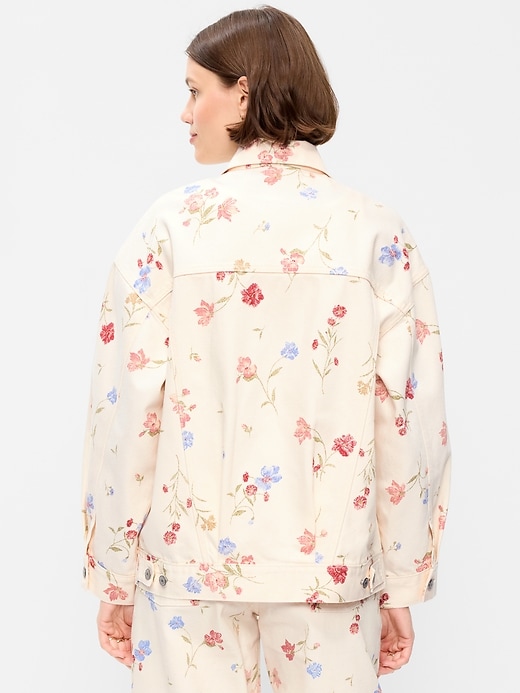 L'image numéro 2 présente Veste de camionneur surdimensionnée en denim à motif floral