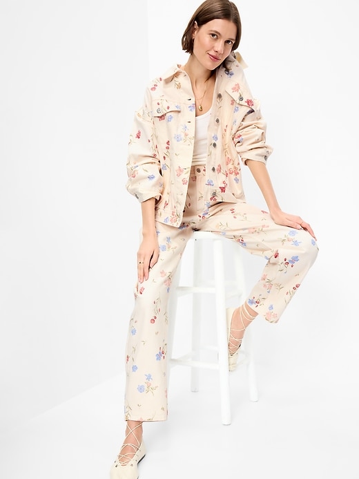 L'image numéro 3 présente Veste de camionneur surdimensionnée en denim à motif floral