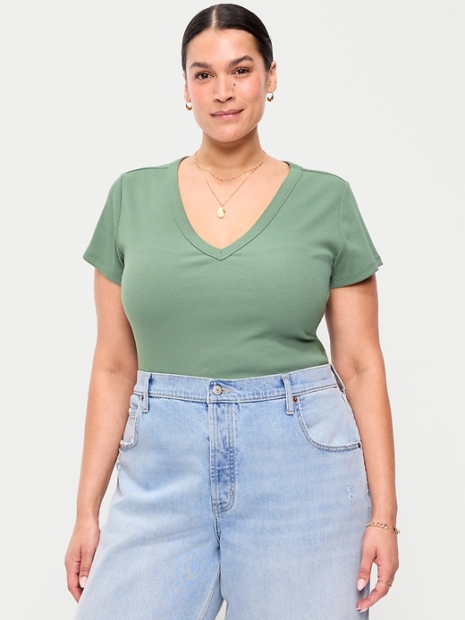 Image number 7 showing, Snug V-Neck Crop T-Shirt