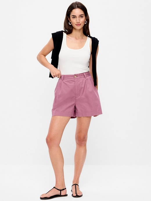 L'image numéro 1 présente Short chino authentique à taille haute, entrejambe de 6 cm