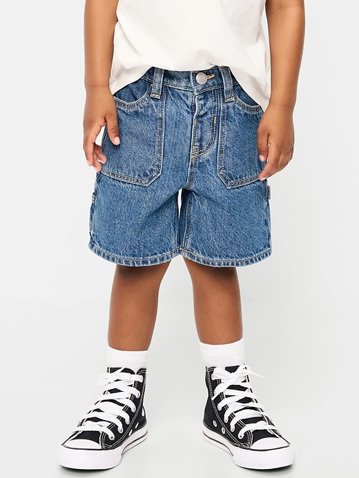 L'image numéro 2 présente Short menuisier utilitaire en denim coupe généreuse pour tout-petit
