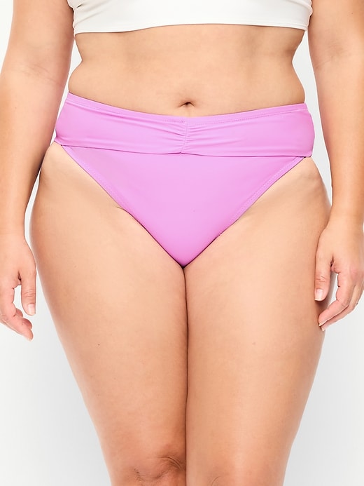 L'image numéro 7 présente Culotte de bikini cintrée à taille haute