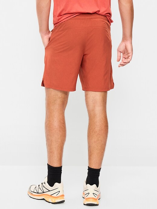 L'image numéro 2 présente Short d’entraînement tissé essentiel, entrejambe de 18 cm