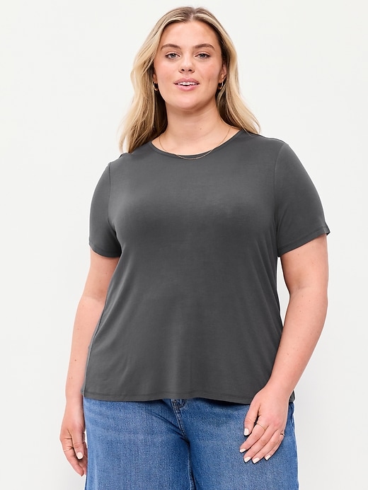 L'image numéro 4 présente T-shirt luxueux ras du cou pour Femme