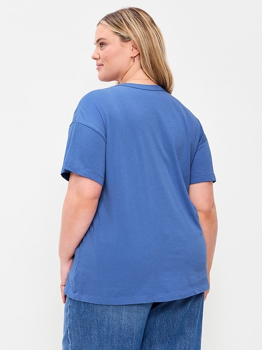 L'image numéro 7 présente T-shirt long passe-partout surdimensionné