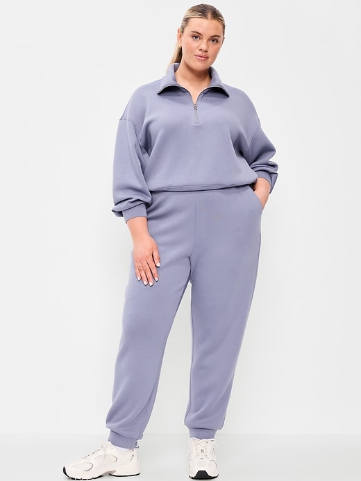 L'image numéro 5 présente Pantalon de jogging en molleton qui reprend sa forme à taille haute