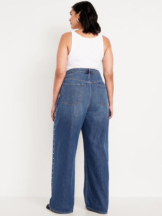 L'image numéro 9 présente Jean à rivets coupe généreuse jambe large à taille haute