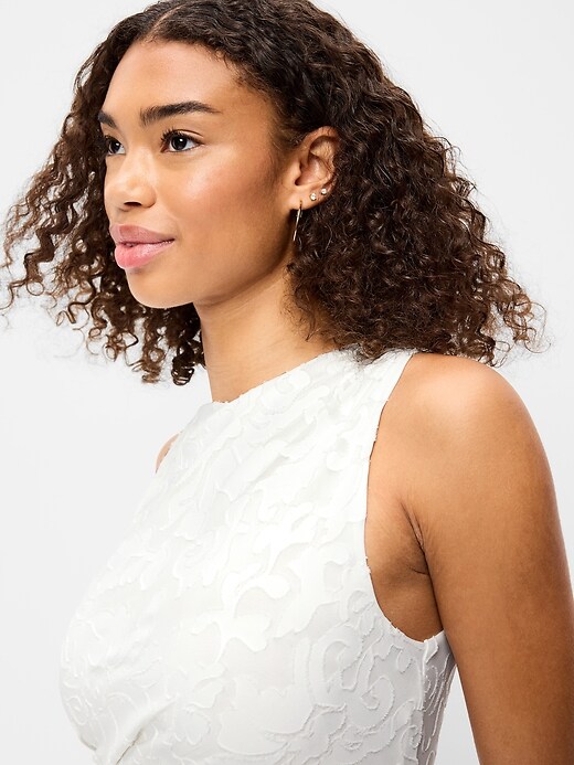 L'image numéro 4 présente Robe mi-longue en jersey drapée sur le côté