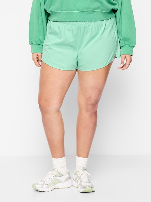 L'image numéro 5 présente Short de course StretchTech à taille mi-basse, entrejambe de 7,5 cm