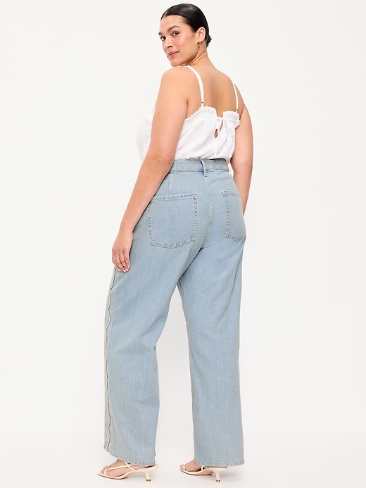 L'image numéro 3 présente Jean brodé à jambe large et taille très haute