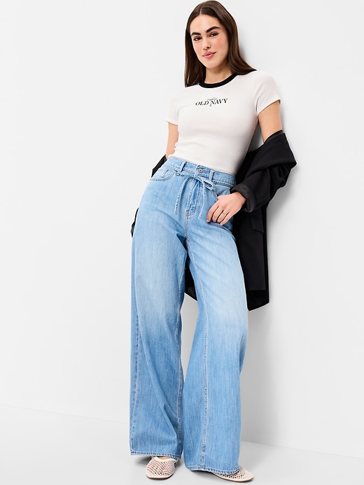 L'image numéro 3 présente T-shirt court moulant