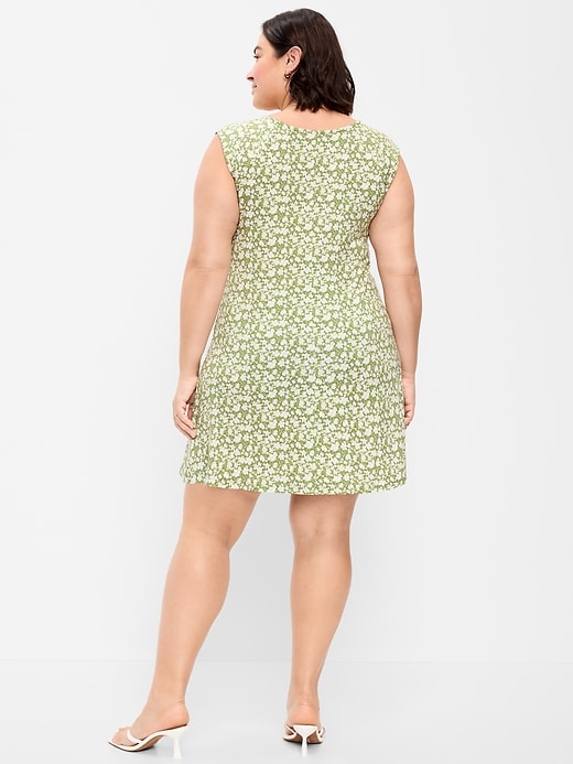 L'image numéro 3 présente Robe courte à manches courtes et à encolure dégagée