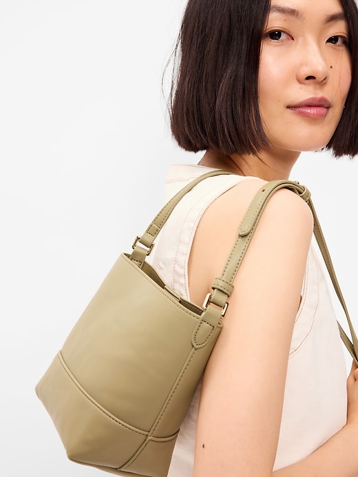 L'image numéro 2 présente Petit sac à godet bon chic bon genre