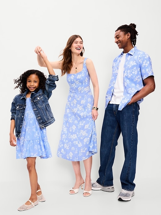 L'image numéro 4 présente Robe en gaze froissée ajustée et évasée à volants pour fille