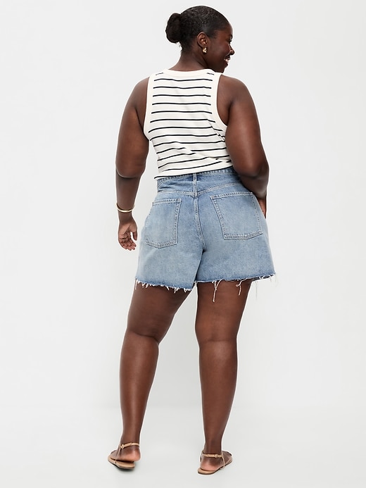 L'image numéro 7 présente Short coupe généreuse profilée en denim à taille haute, entrejambe de 12,5 cm