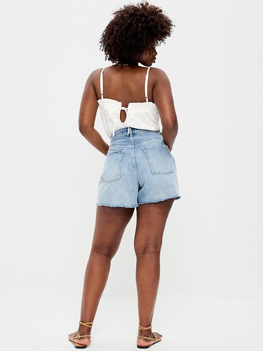 L'image numéro 5 présente Short coupe généreuse profilée en denim à taille haute, entrejambe de 12,5 cm