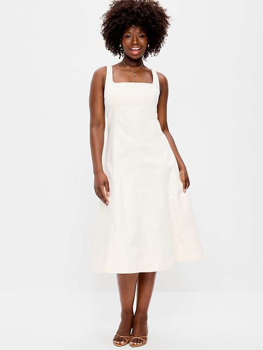 L'image numéro 7 présente Robe mi-longue ajustée et évasée sans manches en denim