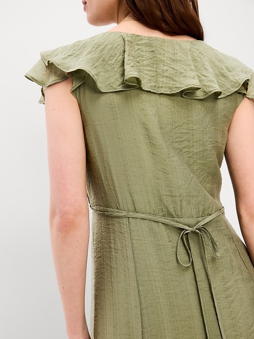 L'image numéro 5 présente Robe mi-longue ajustée et évasée à manches volantes