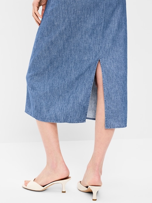 L'image numéro 6 présente Robe mi-longue à manches courtes et à encolure dégagée