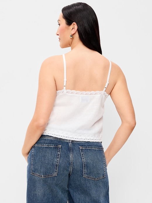 L'image numéro 6 présente Camisole en mélange de lin à bordure en dentelle