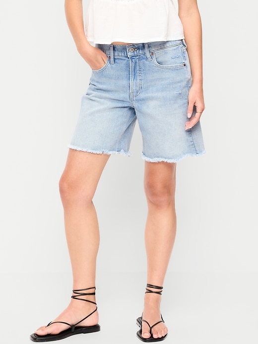 L'image numéro 2 présente Short OG en denim à taille haute à ourlet coupé, entrejambe de 7 cm