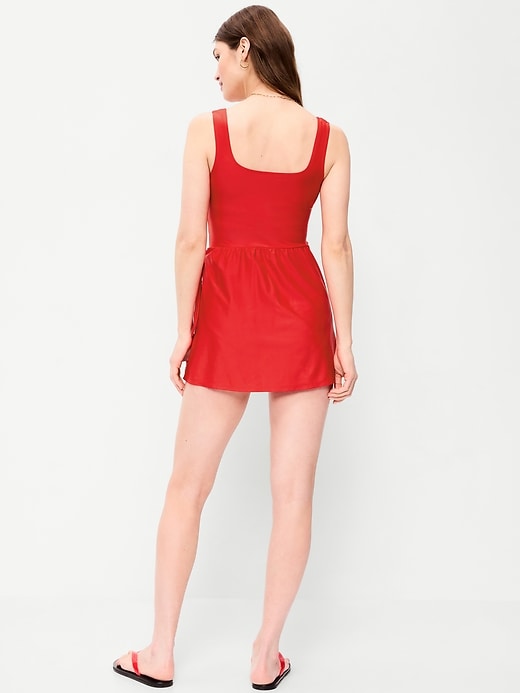 L'image numéro 2 présente Robe de bain mate nouée sur le côté