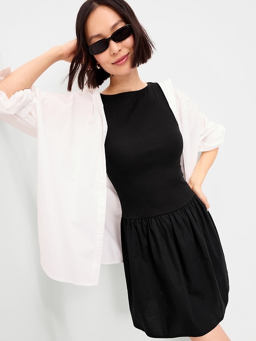 L'image numéro 3 présente Robe courte à taille tombante en matières mixtes