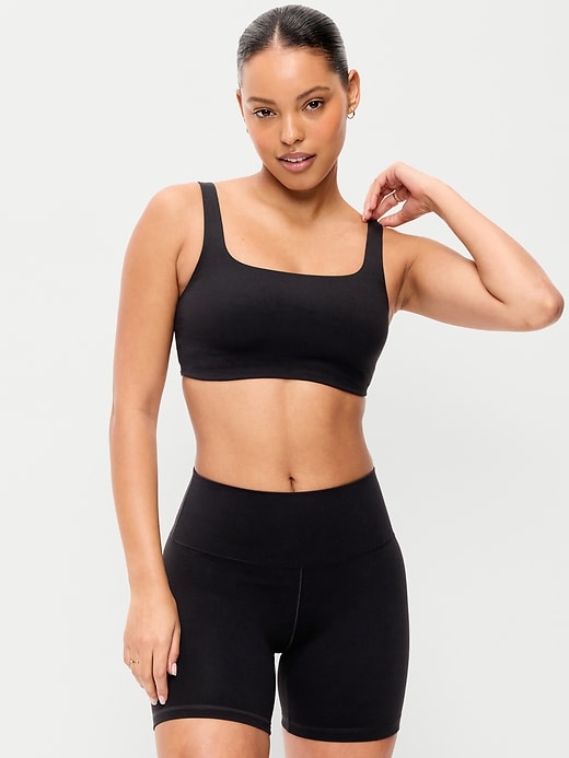 L'image numéro 1 présente Soutien-gorge de sport à encolure carrée et à maintien léger StudioSmooth