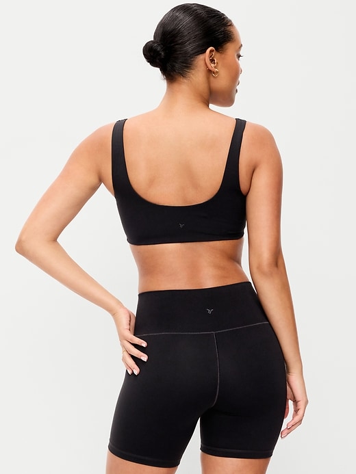 L'image numéro 2 présente Soutien-gorge de sport à encolure carrée et à maintien léger StudioSmooth