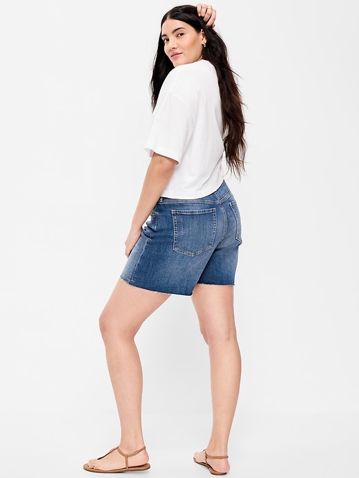 L'image numéro 4 présente Short OG en denim à taille haute à ourlet coupé, entrejambe de 7 cm