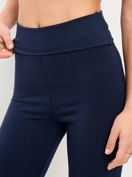 L'image numéro 3 présente Legging semi-évasé PowerChill à taille haute