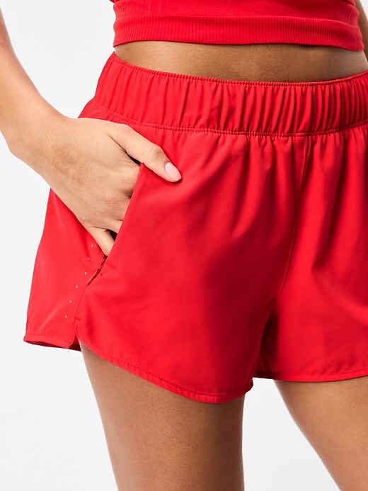 L'image numéro 3 présente Short de course StretchTech à taille mi-basse, entrejambe de 7,5 cm