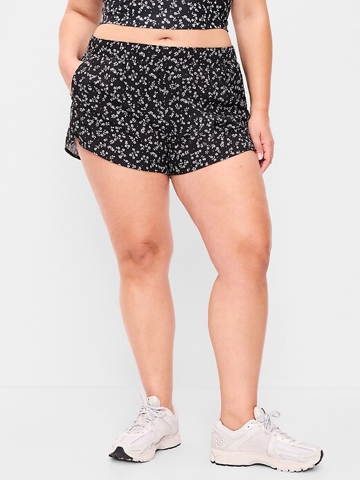 L'image numéro 6 présente Short de course StretchTech à taille mi-basse, entrejambe de 7,5 cm