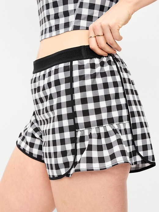 L'image numéro 2 présente Short de course StretchTech à taille mi-basse, entrejambe de 7,5 cm