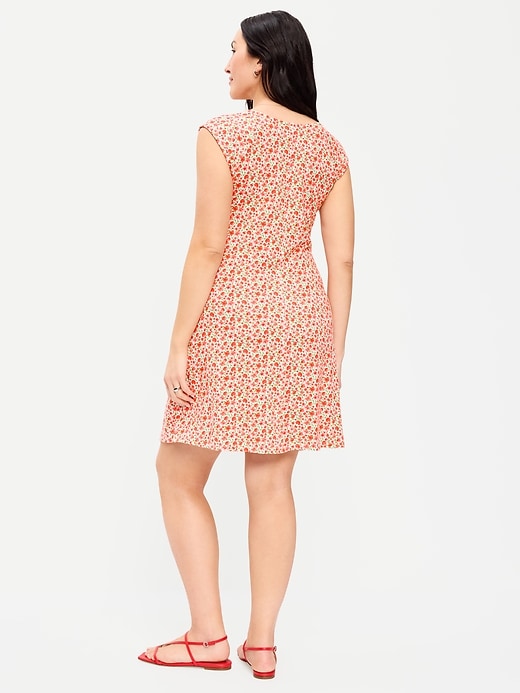 L'image numéro 8 présente Robe courte à manches courtes et à encolure dégagée