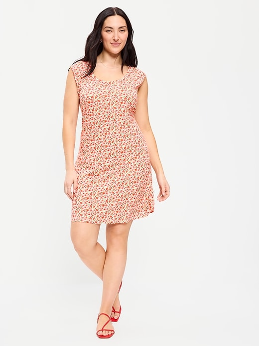 L'image numéro 7 présente Robe courte à manches courtes et à encolure dégagée