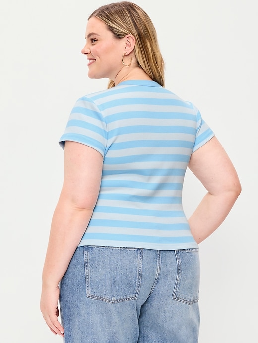 L'image numéro 6 présente T-shirt moulant côtelé ras du cou