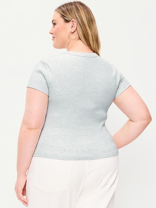 L'image numéro 8 présente T-shirt moulant à imprimé