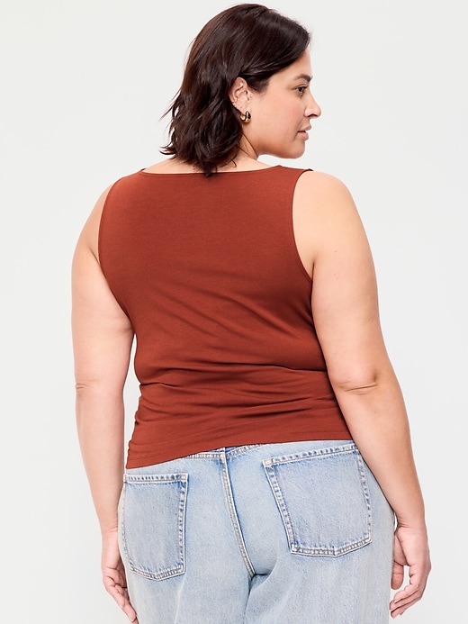 L'image numéro 8 présente Camisole asymétrique cintrée sur les côtés