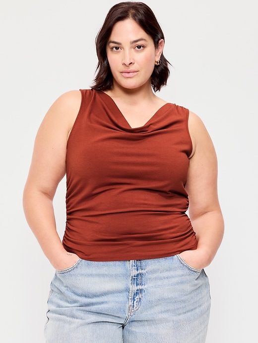 L'image numéro 7 présente Camisole asymétrique cintrée sur les côtés