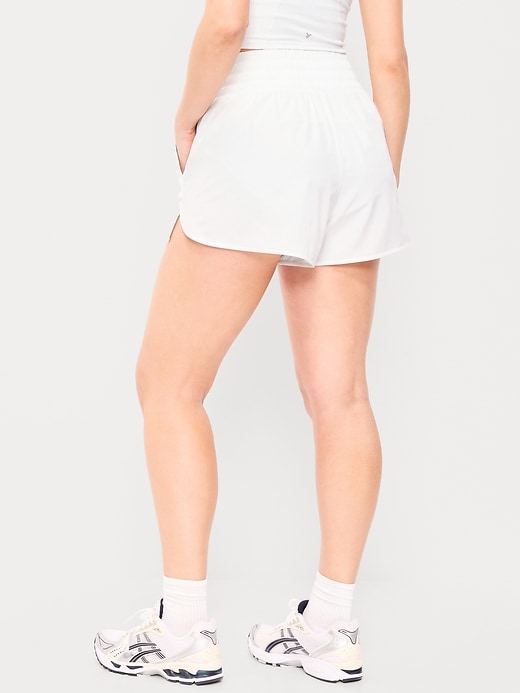 L'image numéro 5 présente Short de course froissé à taille très haute, entrejambe de 7,5 cm