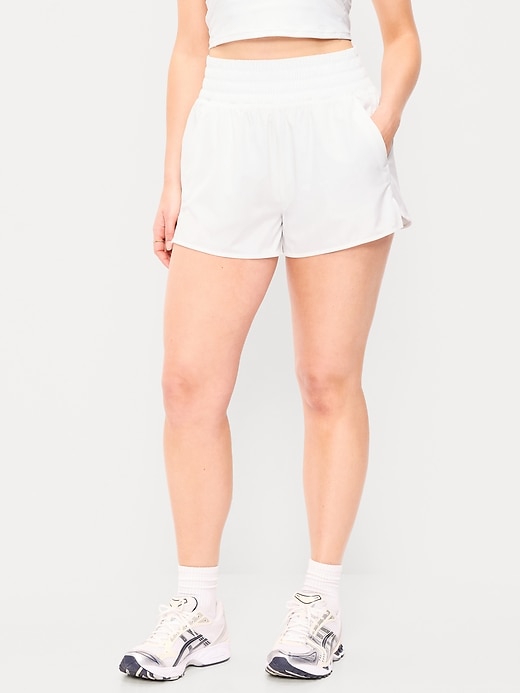 L'image numéro 3 présente Short de course froissé à taille très haute, entrejambe de 7,5 cm