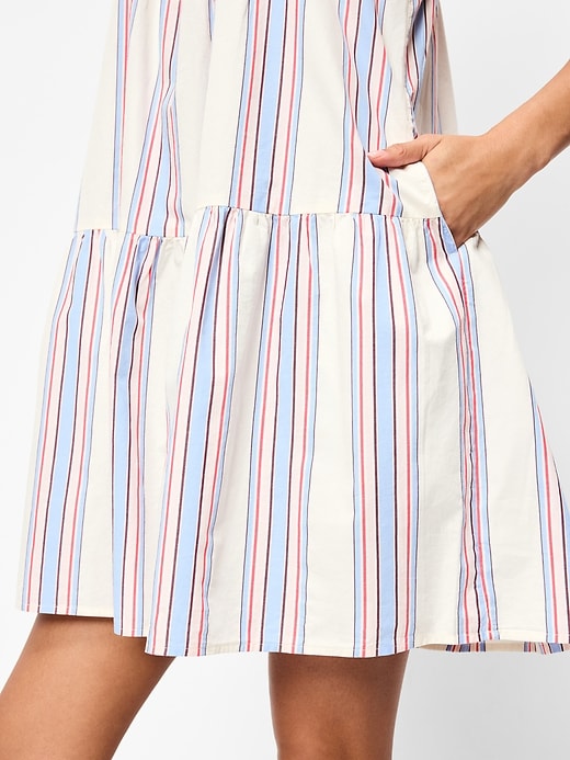 L'image numéro 6 présente Robe courte trapèze à encolure dégagée sans manches